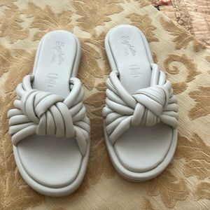 Seychelles cream like new flip flop